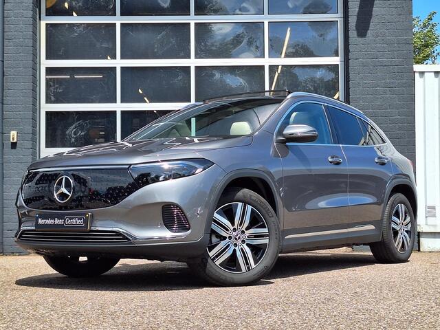 Mercedes-Benz EQA 250+ Luxury Line | Beige Interieur | Panoramadak | Trekhaak | Privacy Glas Achter | Sierdelen Lindehout Zwart | Dodehoekassistent | Apple CarPlay | Android Auto | Sfeerverlichting | Stoelverwarming | Elektrisch Inklapbare Buitenspiegels