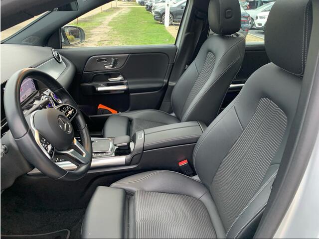 Mercedes-Benz EQA 250 Business Solution AMG 67 kWh / Full option! / Trekhaak / Panoramadak / 360Camera / Head-up / Burmester / Half leder / 18'' / CarPlay / Navigatie / Dodehoek / DAB / Stoelverwarming / ACC