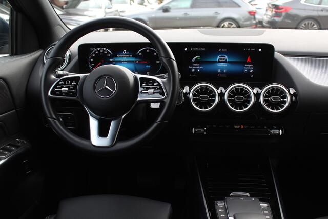 Mercedes-Benz EQA 250 Business Solution AMG 67 kWh / Full option! / Trekhaak / Panoramadak / 360Camera / Head-up / Burmester / Half leder / 18'' / CarPlay / Navigatie / Dodehoek / DAB / Stoelverwarming / ACC