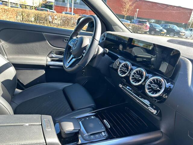 Mercedes-Benz EQA 250 Business Solution Luxury 67 kWh VERWACHT | Ambilight | Elektr. achterklep | Stoelverwarming | Camera | Origineel Nederlandse auto | NAP | 12 mnd BOVAG garantie