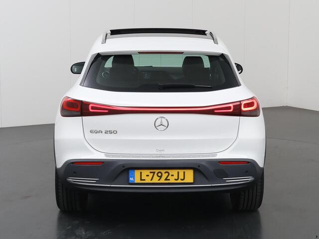 Mercedes-Benz EQA 250 Business Solution Luxury 67 kWh Head Up | Originele trekhaak | Memory pack | Panorama | 360* Camera