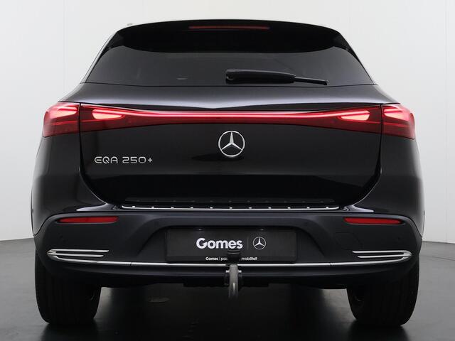 Mercedes-Benz EQA 250+ Business Solution Luxury | Trekhaak | Panoramadak | Dodehoekassistent | Apple CarPlay | Android Auto | Stoelverwarming | Sfeerverlichting | Donkergetint Glas Achter | Elektrische Achterklep | Elektrisch Inklapbare Buitenspiegels | Achteruitrijcamera 
