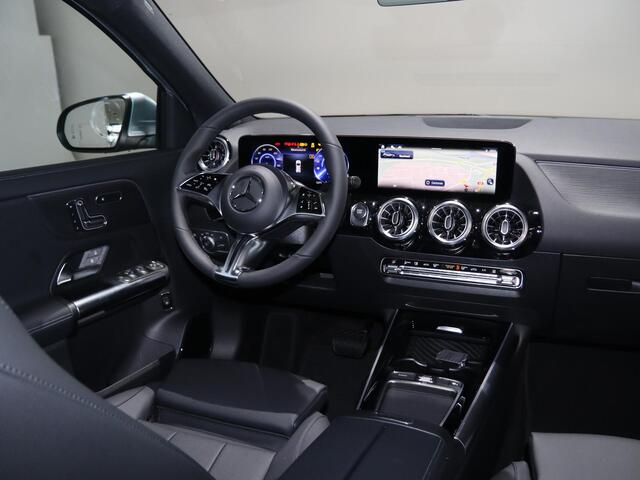 Mercedes-Benz EQA 250+ Business Solution Luxury 71 kWh | Panoramaschuifdak | Rijassistentie pakket | Achteruitrijcamera | Stoelverwarming | Dodehoekassistent |