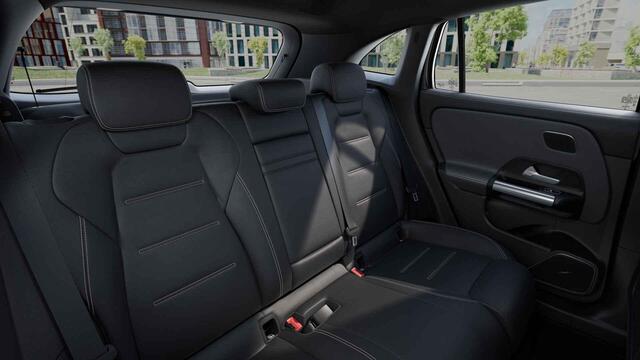 Mercedes-Benz EQA 300 4MATIC AMG Line 67 kWh | Premium pakket | AMG | Panoramadak | Leder | Rij assistentiepakket | Winter pakket |