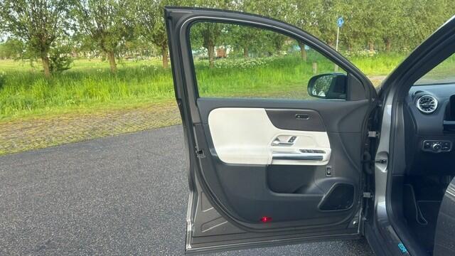 Mercedes-Benz EQA 250 AMG LINE 67 kWh EDITION 1, 30.000KM!! 1E EIGENAAR!! NAVIGATIE, DAB RADIO, LEER, STOELVERWARMING, SFEERVERLICHTING, KEYLESS GO, DODEHOEK ASSIST, RIJBAAN ASSIST, PARKEERHULP V/A, ACHTERUITRIJCAMERA, LED-LICHT, 20"AMG-VELGEN, ENZ. ENZ. FULL OPTIONS!!