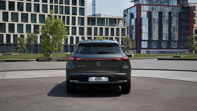 Mercedes-Benz EQA 250+ Luxury Line 71 kWh | Winter pakket | Distronic | 360 camera | Getint glas |