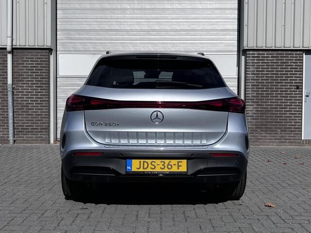 Mercedes-Benz EQA 250+ AMG | Night Pakket | Panoramadak | Trekhaak | Dodehoekassistent | Apple CarPlay | Android Auto | Advanced Sound System | Stoelverwarming | Sfeerverlichting | Parkeersensoren | Achteruitrijcamera | Elektrische Achterklep