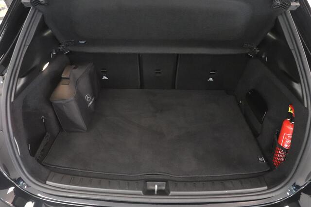 Mercedes-Benz EQA 250 Business Solution AMG 67 kWh | Camera | Trekhaak | Key-Less | SoH 94,8% | AMG | LED | Burmester |