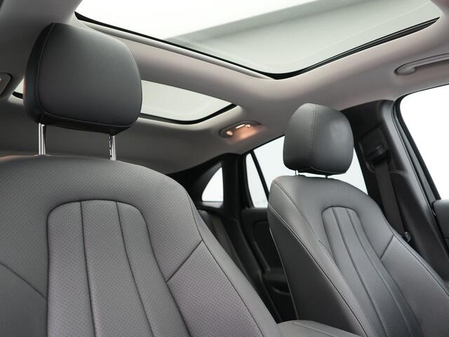 Mercedes-Benz EQA 350 4MATIC Luxury Line 69,7 kWh 292pk Dealer O.H. | Panodak | Adaptive Cruise | Camera | Lederen Sportstoelen Ventilatie & Verwarmd | Sfeerverlichting | Keyless | Blis | Navigatie | DAB | 20"L.M |