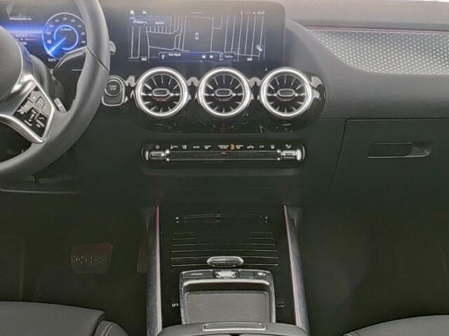 Mercedes-Benz EQA 300 4MATIC Progressive 71 kWh | Dodehoekass. | Sfeerverlichting | Stuur en Stoelverwarming | Parkeerpakket met Camera | CarPlay | Inclusief 24 maanden Mercedes-Benz Certified garantie voor Europa.
