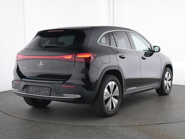 Mercedes-Benz EQA 250+ Business Line 71 kWh Ledkoplampen | Parkeerpakket met achteruitrijcamera |Sfeerverlichting | Dodehoekassistent. Inclusief 24 maanden MB Certified garantie voor Europa.