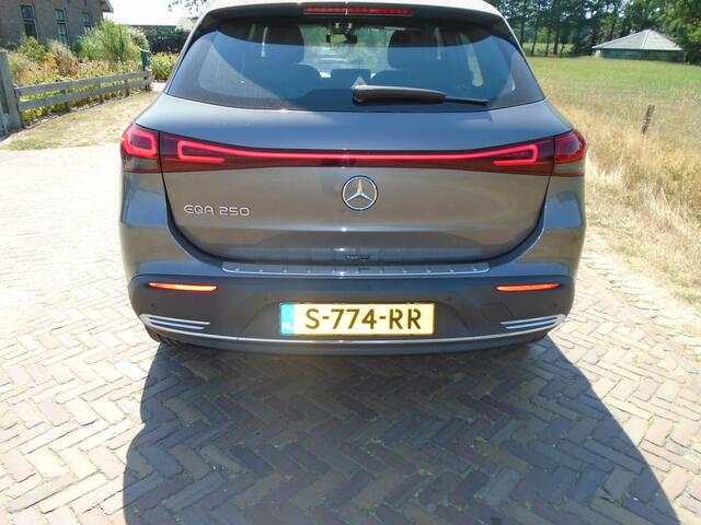 Mercedes-Benz EQA 250 Business Solution AMG 67 kWh 1e eigenaar