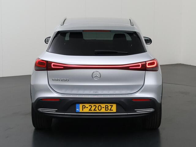 Mercedes-Benz EQA 250 Business Solution Luxury 67 kWh | Achteruitrijcamera | Extra getint glas | Sfeerverlichting | Stoelverwarming |