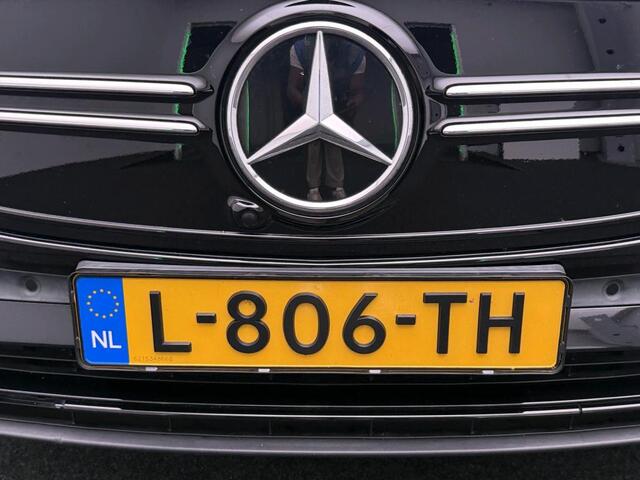 Mercedes-Benz EQA 250 Business Solution AMG 67 kWh | AMG Line | Night Pakket | Panoramadak | Sfeerverlichting | Ledkoplampen. Inclusief 24 maanden MB Certified garantie voor Europa.