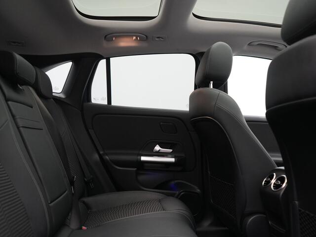Mercedes-Benz EQA 250 Business Solution Luxury 67 kWh 190pk Dealer O.H | Trekhaak Af Fabriek | Panodak | Camera | Sportstoelen Verwarmd | Head Up | Keyless | Blis | Sfeerverlichting | DAB | Park Assist | Navigatie | 18"L.M