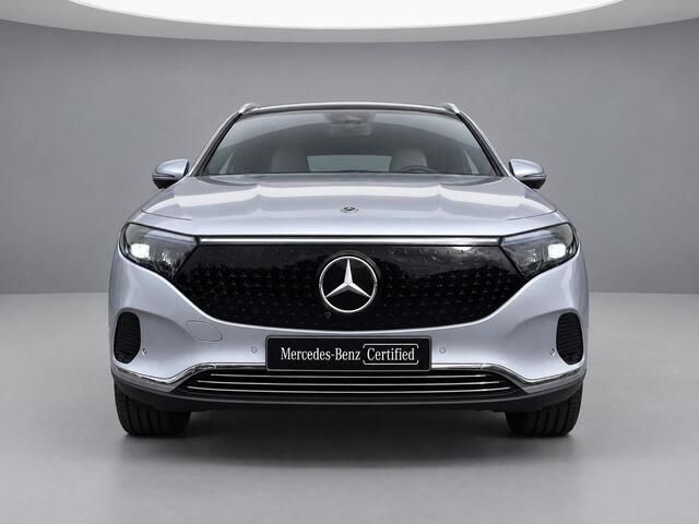 Mercedes-Benz EQA 250+ Luxury Line | Panoramadak | Trekhaak | Beige Interieur | Elektrisch Verstelbare Stoelen + Memory | 360° Camera | Donkergetint Glas Achter | Dodehoekassistent | Apple CarPlay | Android Auto | Stoelverwarming | Sfeerverlichting | Parkeersensoren
