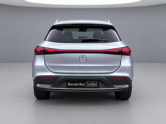 Mercedes-Benz EQA 250+ Luxury Line | Panoramadak | Trekhaak | Beige Interieur | Elektrisch Verstelbare Stoelen + Memory | 360° Camera | Donkergetint Glas Achter | Dodehoekassistent | Apple CarPlay | Android Auto | Stoelverwarming | Sfeerverlichting | Parkeersensoren