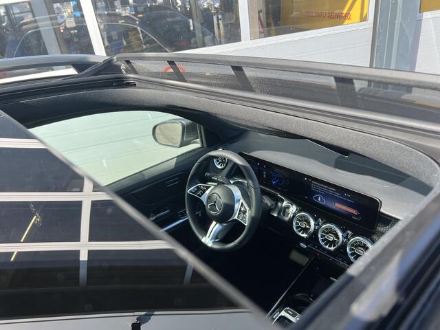 Mercedes-Benz EQB 250+ Business LIMITED | Panoramadak | Derde Zitrij | DISTRONIC Afstandsassistent | Dodehoekassistent | Privacy Glas Achter | Apple CarPlay | Android Auto | Sfeerverlichting | Stoelverwarming | Achteruitrijcamera | Elektrische Achterklep
