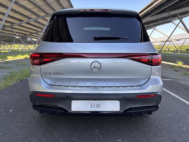 Mercedes-Benz EQB 250+ AMG Line 71 kWh | Night | Panoramadak | Burmester | 360 camera | Memory stoelen |