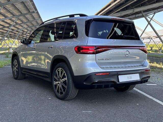 Mercedes-Benz EQB 250+ AMG Line 71 kWh | Night | Panoramadak | Burmester | 360 camera | Memory stoelen |