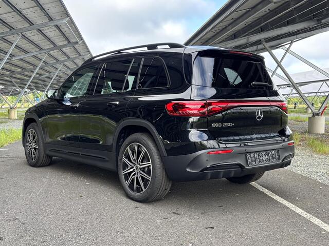 Mercedes-Benz EQB 250+ AMG Line 7p. 71 kWh | Night | 360 camera | Panoramadak | Sfeerverlichting | Stoelverwarming |