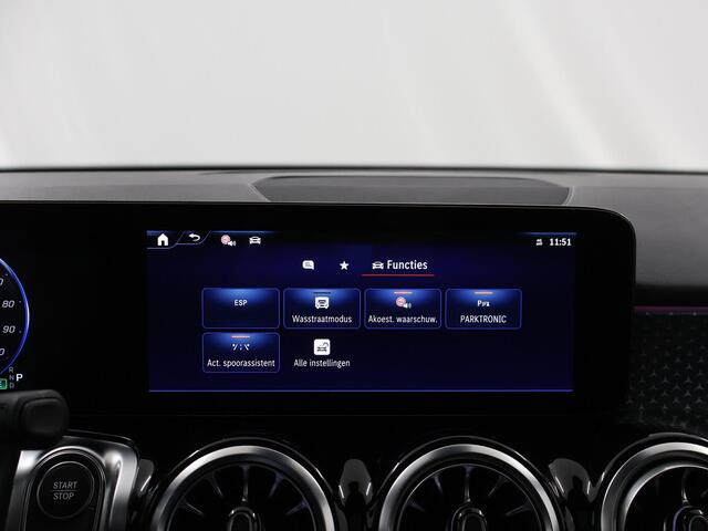 Mercedes-Benz EQB 250+ Luxury Line 71 kWh | Panoramaschuifdak | Winter-pakket | Trekhaak | 360 graden camera |