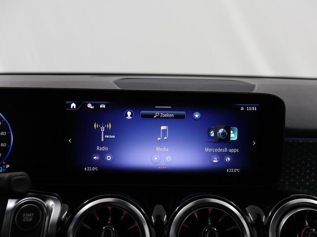 Mercedes-Benz EQB 250+ Luxury Line 71 kWh | Panoramaschuifdak | Winter-pakket | Trekhaak | 360 graden camera |