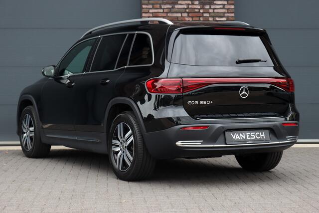 Mercedes-Benz EQB 250+ Luxury Line 71 kWh | Facelift | Trekhaak | Camera | Stoelverwarming | Sfeerverlichting | Dodehoekassistent | Vario-Achterbank |