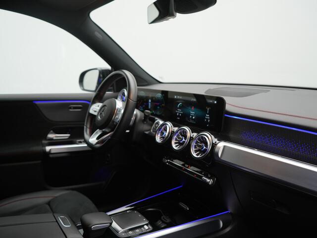 Mercedes-Benz EQB 300 4MATIC AMG Line 69,7 kWh 228pk Dealer O.H. | Trekhaak Af Fabriek | Camera | MBUX Widescreen Navi | Alcantara Sportstoelen Verwarmd | Sfeerverlichting | Night Pakket | Cruise Control | Virtual | DAB |