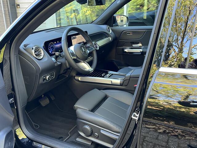 Mercedes-Benz EQB 250+ Luxury Line | Panoramadak | Trekhaak | Dodehoekassistent | Advanced Sound System | Donkergetint Glas Achter | Draadloos Oplaadsysteem Smartphone | Apple CarPlay | Android Auto | Sfeerverlichting | Stoelverwarming