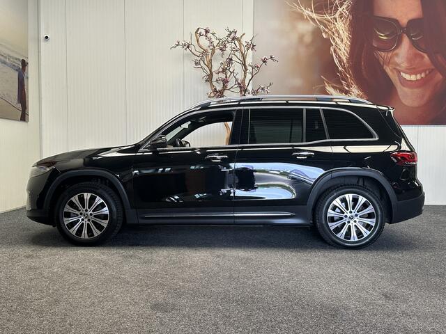 Mercedes-Benz EQB 300 4MATIC AMG LINE 67 KWH ADAPTIVE CRUISE CONTROL 360 CAMERA NAVIGATIE GLAZEN PANORAMA SCHUIF/KANTELDAK RIJSTROOKSENSOREN DODEHOEKSENSOREN KEYLESS GO. ZEER MOOI !!