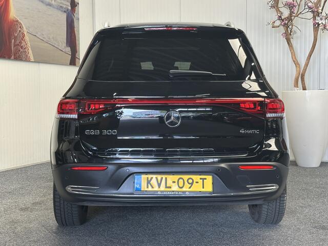 Mercedes-Benz EQB 300 4MATIC AMG LINE 67 KWH ADAPTIVE CRUISE CONTROL 360 CAMERA NAVIGATIE GLAZEN PANORAMA SCHUIF/KANTELDAK RIJSTROOKSENSOREN DODEHOEKSENSOREN KEYLESS GO. ZEER MOOI !!