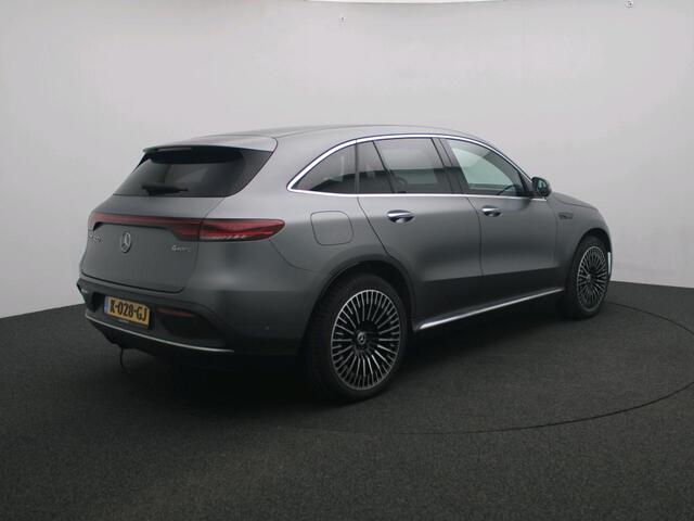 Mercedes-Benz EQC 400 4MATIC Premium Plus 80 kWh AMG Line | Night Pakket | Schuif-Kanteldak | Rijassistentiepakket | 20 Inch AMG Velgen | Parkeerpakket met 360°-camera | Alarm. Inclusief 24 maanden MB Certified garantie voor Europa.
