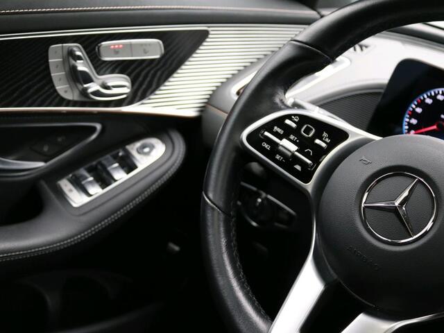 Mercedes-Benz EQC 400 4MATIC Premium Plus 80 kWh AMG Line | Night Pakket | Schuif-Kanteldak | Rijassistentiepakket | 20 Inch AMG Velgen | Parkeerpakket met 360°-camera | Alarm. Inclusief 24 maanden MB Certified garantie voor Europa.