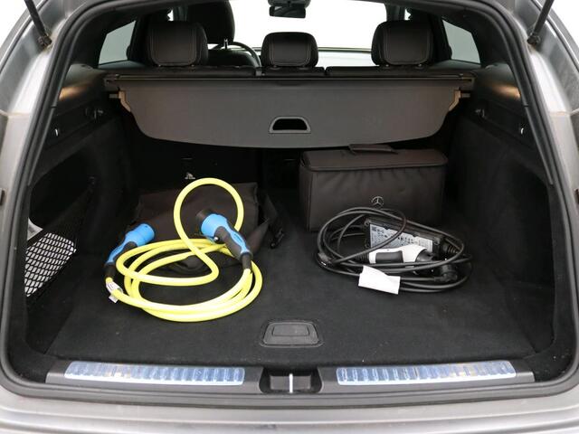 Mercedes-Benz EQC 400 4MATIC Premium Plus 80 kWh AMG Line | Night Pakket | Schuif-Kanteldak | Rijassistentiepakket | 20 Inch AMG Velgen | Parkeerpakket met 360°-camera | Alarm. Inclusief 24 maanden MB Certified garantie voor Europa.