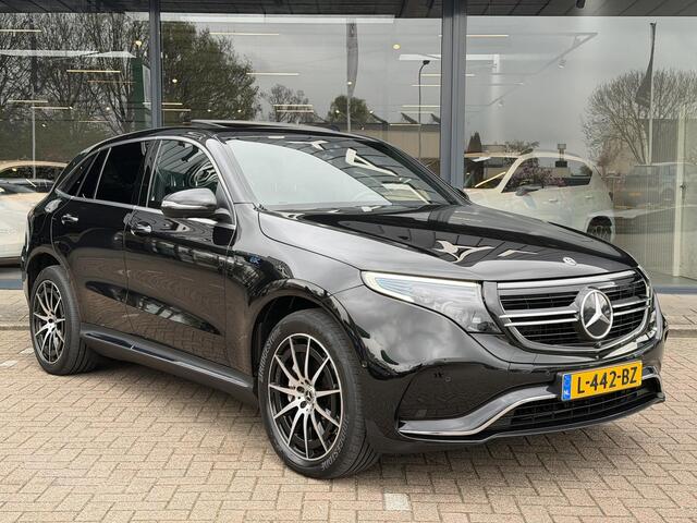Mercedes-Benz EQC 400 4MATIC Premium Plus 80 kWh AMG LINE | BURMESTER | HEADUP DISPLAY DODEHOEK DETECTIE | NAVIGATIE | 360 CAMERA | PANORAMADAK | ADAPTIVE CRUISE CONTROL | PARKEERSENSOREN | ELE WEG KLAPBARE TREKHAAK | LED | APPLE CARPLAY | STOELVERWARMING |