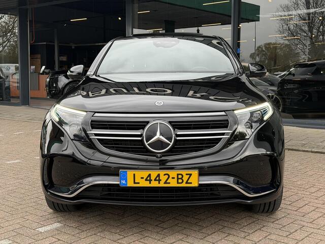 Mercedes-Benz EQC 400 4MATIC Premium Plus 80 kWh AMG LINE | BURMESTER | HEADUP DISPLAY DODEHOEK DETECTIE | NAVIGATIE | 360 CAMERA | PANORAMADAK | ADAPTIVE CRUISE CONTROL | PARKEERSENSOREN | ELE WEG KLAPBARE TREKHAAK | LED | APPLE CARPLAY | STOELVERWARMING |