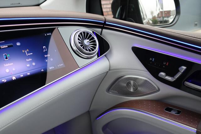 Mercedes-Benz EQS SUV 450 4MATIC AMG Line 118 kWh | Facelift | Hyperscreen | Achterasbesturing | Airmatic | Distronic+ | Massage | Burmester | Trekhaak | Verwarmd Stuurwiel | HUD | Stoelventilatie |