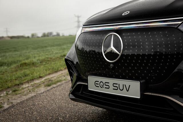 Mercedes-Benz EQS SUV 450 4MATIC 108 kWh AMG Line | Nieuwprijs ¤ 150.752 | Premium Plus Pakket | Panoramaschuifdak | Akoestiekcomfortpakket | Massagestoelen | Trekhaak | Softclose | Verwarmde Voorruit |