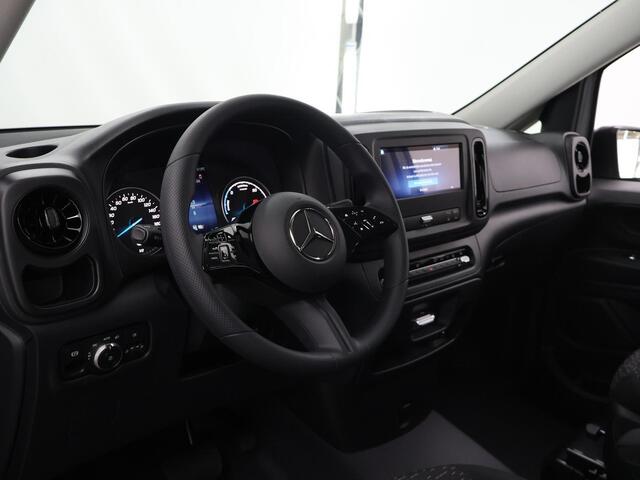 Mercedes-Benz EVITO TOURER 129 L2 PRO 90kWh | 8-PERSOONS | Snelladen 110 KWh | Navigatie | Parkeerpakket | Comfortbestuurdersstoel |Dodehoekassistent | 8 Zitplaatsen | 360Km Range | KORTING ¤25.700,- !!!