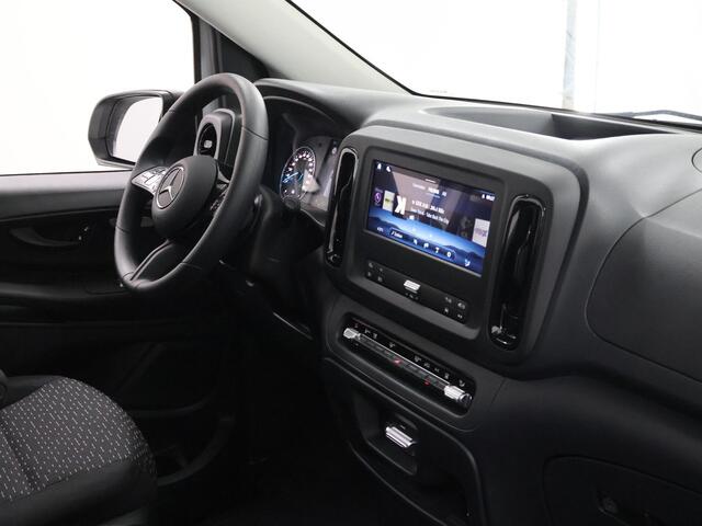 Mercedes-Benz EVITO TOURER 129 L2 | PRO | 90 kWh | SNELLADEN 110 kWh | PARKEERPAKKET | NAVIGATIE | STOELVERWARMING BESTUURDER | DODEHOEKASSISTENT | SPOORASSISTENT | CARPLAY | ANDROID AUTO