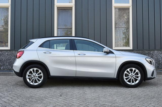 Mercedes-Benz GLA-KLASSE 180 Premium Rijklaarprijs-Garantie Navigatie Airco Trekhaak Sport Interieur Camrera