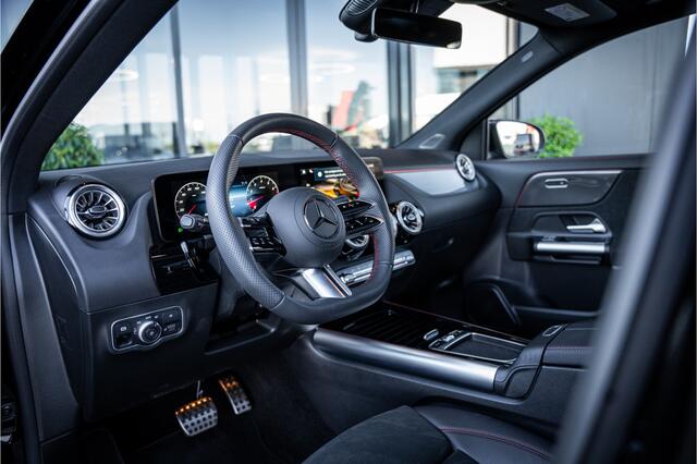 Mercedes-Benz GLA-KLASSE 180 AMG Line - Panorama | Elek. Trekhaak | ACC | Camera