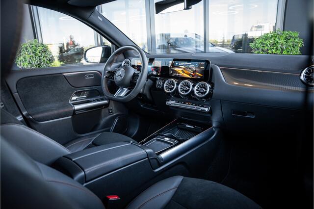 Mercedes-Benz GLA-KLASSE 180 AMG Line - Panorama | Elek. Trekhaak | ACC | Camera