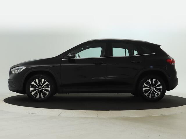 Mercedes-Benz GLA-KLASSE 180 Business Solution | Parkeerpakket met Camera | Stoelverwarming | LED | DAB | Cruise Controle | Inclusief 24 maanden Mercedes-Benz Certified garantie voor Europa.