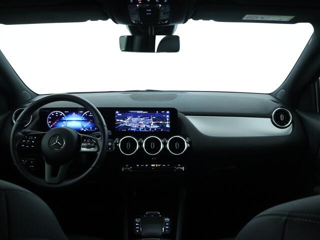 Mercedes-Benz GLA-KLASSE 180 Business Solution | Parkeerpakket met Camera | Stoelverwarming | LED | DAB | Cruise Controle | Inclusief 24 maanden Mercedes-Benz Certified garantie voor Europa.