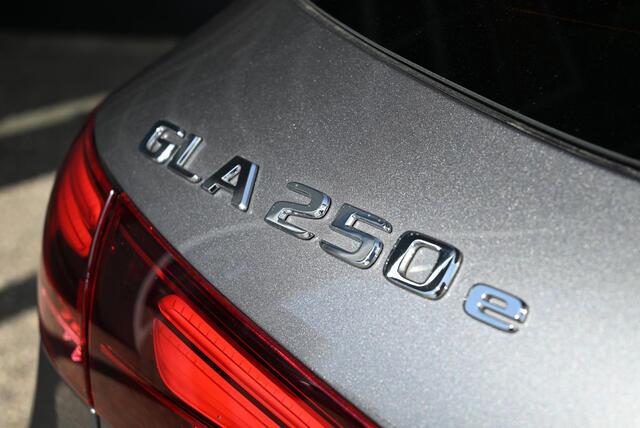 Mercedes-Benz GLA-KLASSE 250 e AMG Line AMG line| Night Pakket|Panoramadak|Achteruitrij camera|Stoelverwarming|Sfeerverlichting
