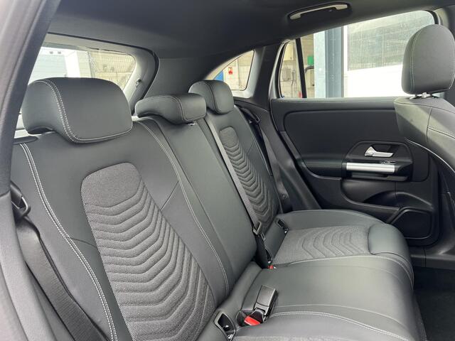 Mercedes-Benz GLA-KLASSE 250 e Star Edition Luxury LIMITED | Panoramadak | Trekhaak | Elektrisch Verstelbare Stoelen + Memory | Dodehoekassistent | Apple CarPlay | Android Auto | Elektrische Achterklep | Sfeerverlichting | Stoelverwarming | Achteruitrijcamera