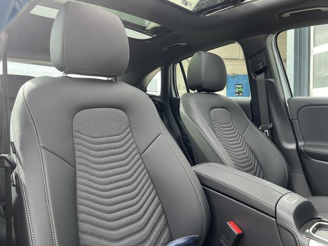 Mercedes-Benz GLA-KLASSE 250 e Star Edition Luxury LIMITED | Panoramadak | Trekhaak | Elektrisch Verstelbare Stoelen + Memory | Dodehoekassistent | Apple CarPlay | Android Auto | Elektrische Achterklep | Sfeerverlichting | Stoelverwarming | Achteruitrijcamera