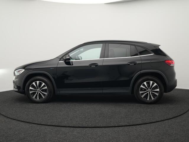 Mercedes-Benz GLA-KLASSE 250 e Style Plug In Hybrid 218pk Dealer O.H PHEV | Trekhaak af Fabriek | Camera | Widescreen Navi | Apple Carplay | BLIS | Parkassist | Sportstoelen Verwarmd |